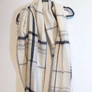 Pre-Loved Women's Blanket Scarf Unbranded White and Black Plaid w/Fringe Detail